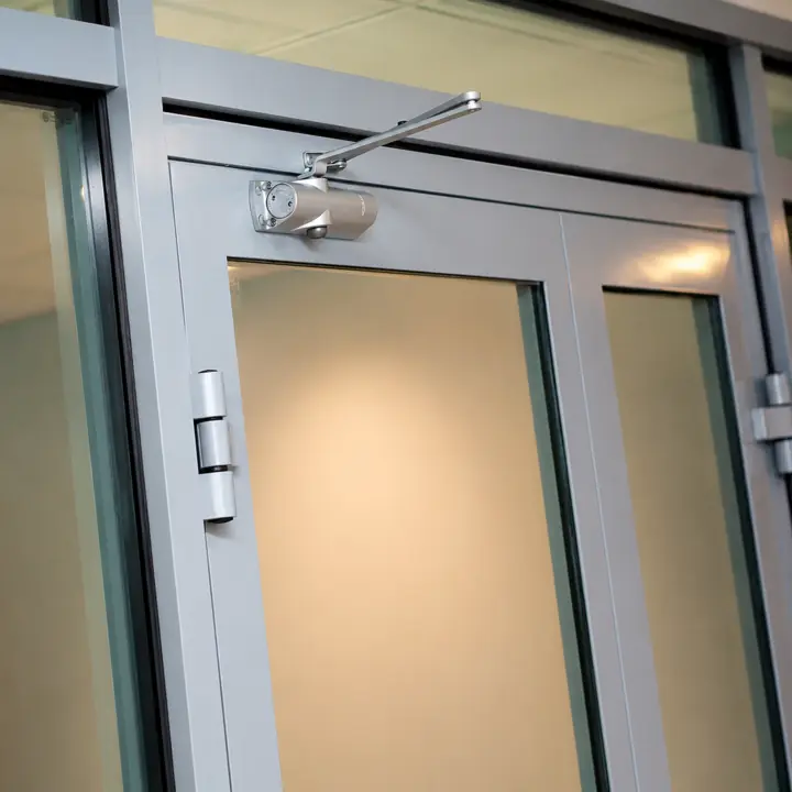 Drzwi aluminiowe z samozamykaczem